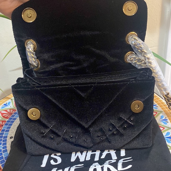 Mini Kensington Eye Quilted Velvet Crossbody Bag
Kurt Geiger London - Picture 12 of 12